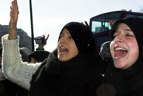 Muslims oppose Samarra bombing. © 2006, Peter Marshall