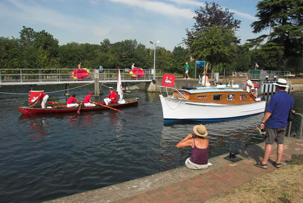 Swan Upping © 2006, Peter Marshall